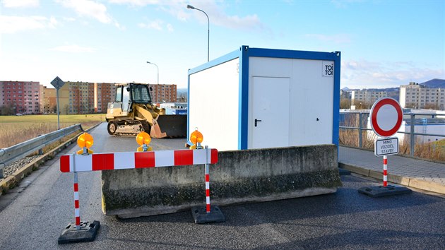 Betonové zátarasy uzavřely silnici k obchodnímu centru na Špičáku v České Lípě.
