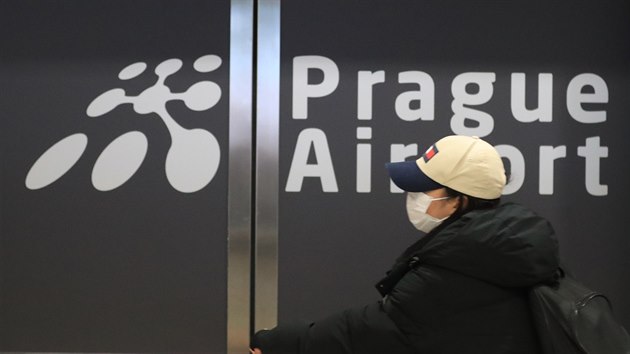 Pražské Letiště Václava Havla zavedlo kontrolu pasažérů z Itálie. Ve vyhrazených příletových branách platí zvýšená hygienická opatření a cílený screening, kdy si má personál všímat cestujících s příznaky respiračního onemocnění a odkazovat je na lékařskou službu. (25. února 2020)