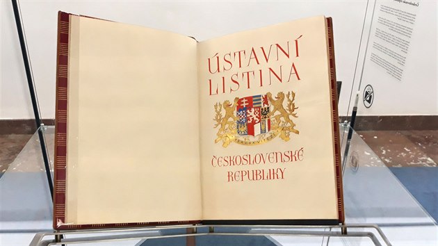 Ve sněmovních kuloárech je k vidění zrestaurované slavnostní provedení československé ústavy přijaté 29. února 1920 tehdejším Národním shromážděním. Samotné dílo pak vznikalo v letech 1929 až 1932. (26. února 2020)