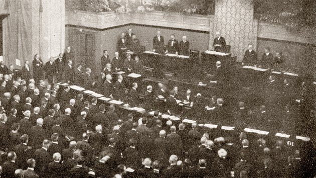 Nov� zvolen� prezident Tom� Garrigue Masaryk skl�d� slib na �stavu b�hem slavnostn� spole�n� sch�ze N�rodn�ho shrom�d�n� a sen�tu v budov� parlamentu v Rudolfinu. (27. kv�tna 1920)