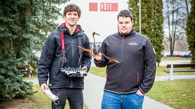 Jan Veerek (vlevo) a Tom Szendrei vymysleli a postavili vlastn dron se temi rameny.