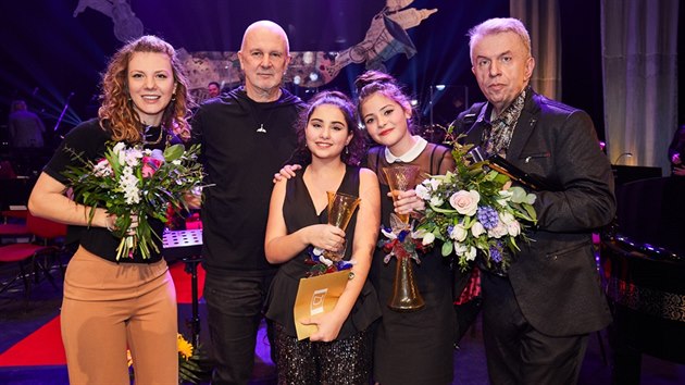 Vítězky soutěže Sanremo Junior s porotci Lenny, Ondřejem Soukupem a Jaroslavem Svěceným