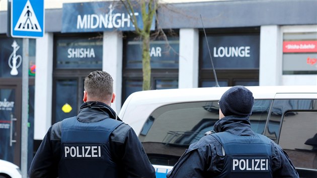 Policist stoj ped ia barem v nmeckm mst Hanau, kde tonk se zejm krajn pravicovm motivem spustil stelbu. Zabil devt lid. (20. nora 2020)