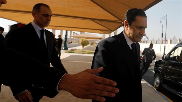Alaa and Gamal, synov bvalho egyptskho prezidenta Husnho Mubaraka, se astn jeho pohbu v Khie. Mubarak zemel 25. nora ve vku 91 let. (26. nora 2020)