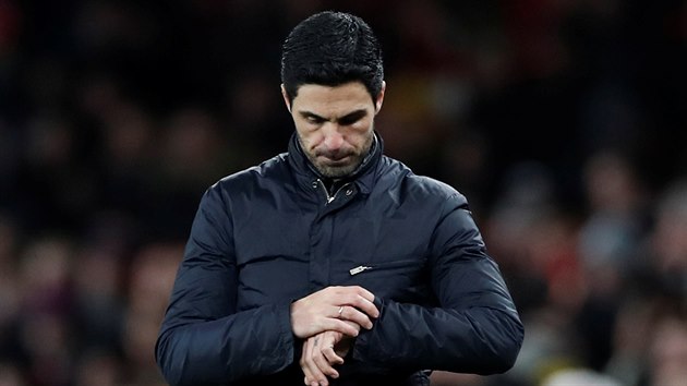 Trenr fotbalist Arsenalu Mikel Arteta bhem odvety vodnho kola vyazovac fze Evropsk ligy proti Olympiakosu.