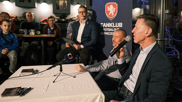 Trenr fotbalov reprezentace Jaroslav ilhav a jeho asistent Ji Chytr na besed s fanouky.