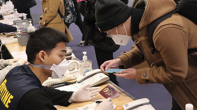 Zamstnanci letit v Jin Koreji kontroluj, jestli studenti z ny maj nainstalovanou aplikaci, kter jim pome diagnostikovat koronavirus. (24. nora 2020)