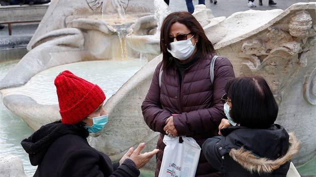 Nvtvnci ma stoj ped pamtkou Fontana della Barcaccia s roukou. (25. nora 2020)