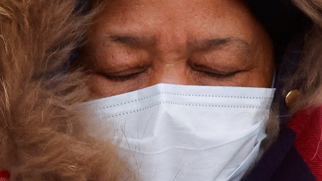 Žena v roušce opouští Creilovu nemocnici, kde byli léčeni lidé pozitivní na koronavirus ve Francii (27. února 2020)