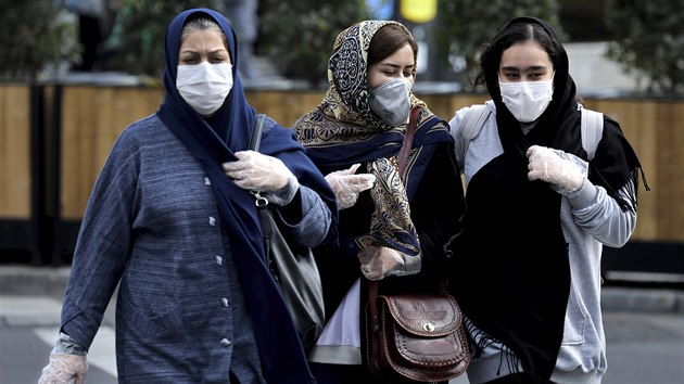 Íránky z Teheránu se chrání před nákazou koronavirem, který se v zemi v posledních dnech šíří. (23. února 2020)