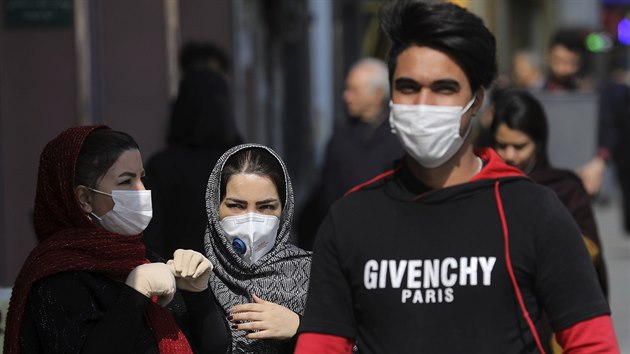 Íránci z Teheránu se chrání před nákazou koronavirem, který se v zemi v posledních dnech šíří. (23. února 2020)