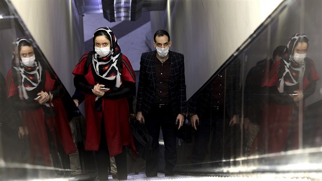 Íránci z Teheránu se chrání před nákazou koronavirem, který se v zemi v posledních dnech šíří. (23. února 2020)