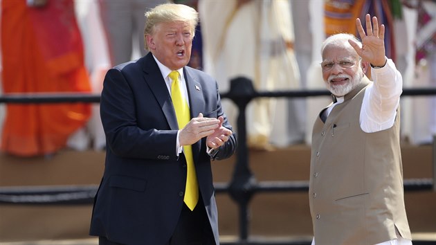 Americk prezident Donald Trump s manelkou Melani navtvil Indii. Pivtal ho premir Narendra Modi a davy lid. (24. nora 2020)