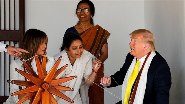 Americk prezident Donald Trump s manelkou Melani navtvil Indii. Pivtal ho premir Narendra Modi a davy lid. (24. nora 2020)