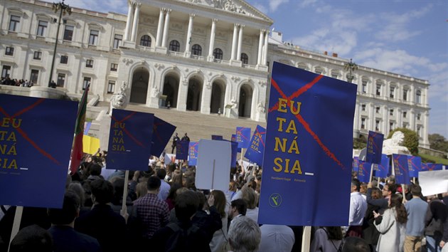 Ped portugalskm parlamentem cel den protestovaly stovky odprc eutanazie. (20. nora 2020)