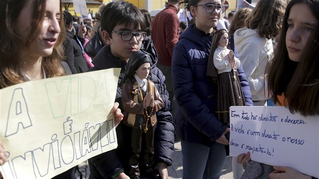 Ped portugalskm parlamentem cel den protestovaly stovky odprc eutanazie. (20. nora 2020)