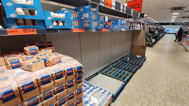 Regály v supermarketu Lidl v městské části Praha 5 (26. února 2020)