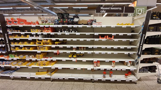 Regály v supermarketu Lidl v městské části Praha 5 (26. února 2020)