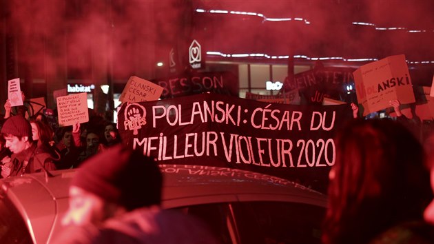 Ped koncertn sn, kde se pedvaly filmov ceny Csar, protestovali aktivist za prva en. (28. nora 2020)