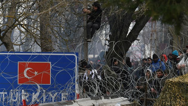Uprchlíci se shromažďují na turecko-řeckých hranicích. (28. února 2020)