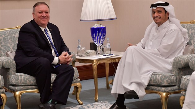 Katarsk ministr zahraninch vc Mohammed bin Abdulrahman Al-Thn se svm americkm protjkem Mikem Pompeem (29. nora 2020)