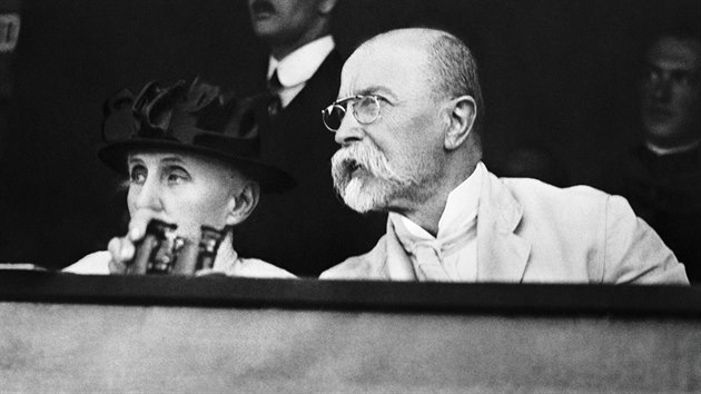 Prvn eskoslovensk prezident Tom Garrigue Masaryk a jeho manelka Charlotta Garrigue Masarykov na vesokolskm sletu.