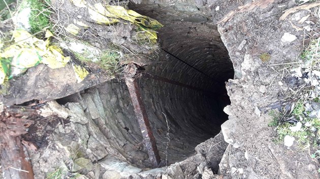 Hasiči vyprošťovali muže, pod kterým se v obci Čistá u Litomyšle prolomila prkna zakrývající studnu.