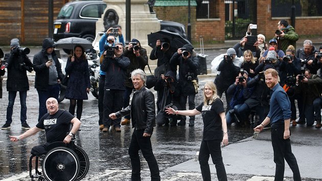 Princ Harry a Jon Bon Jovi kráčejí po přechodu v ulici Abbey Road (28. února 2020).