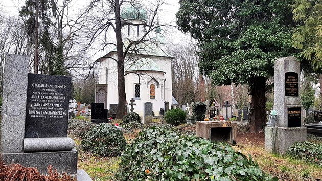 Na Olšanských hřbitovech jsou stovky hrobů legionářů, o většinu z nich se nikdo nestará a hrozí, že zaniknou.