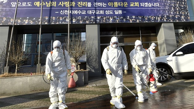 Dezinfekce před budovou Ježíšovy církve Sinčchondži v Jižní Koreji. (19. února 2020)
