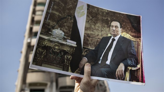 Egypan pili uctt pamtku bvalho prezidenta Husnho Mubaraka. Zemel 25. nora ve vku 91 let. (26. nora 2020)
