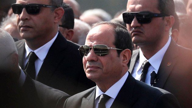 Souasn egyptsky prezident Abd al-Fatth as-Ss na pohbu svho pedchdce Husnho Mubaraka. (26. nora 2020)