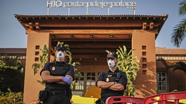 panlt policist hldaj ped hotelem v letovisku Adeje na jihu Tenerife, kter je v karantn. (26. nora 2020)