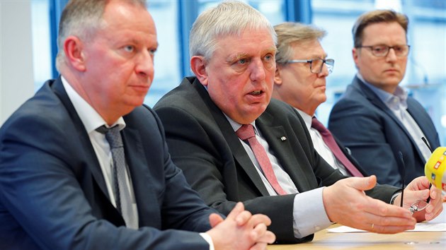 Zemský ministr zdravotnictví Karl-Josef Laumann (druhý zprava) potvrdil na tiskové konferenci druhý případ nakaženého ve spolkové zemi Severní Porýní-Vestfálsko. (26. února 2020)