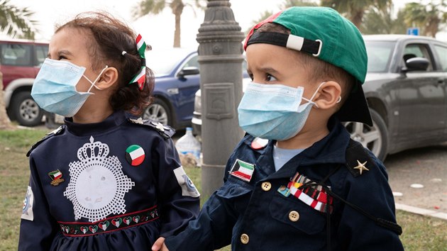 Dti v Kuvajtu se chrn respiranmi roukami proti nkaze novm typem koronaviru. (26. nora 2020)