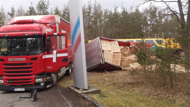 Nehoda vlaku a nkladnho auta u Star Huti na Pbramsku (21. 2. 2020).