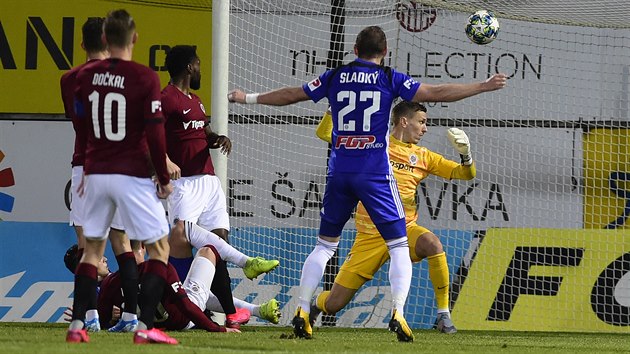 Sparansk brank Milan Hea mchl do przdna a Olomouc se raduje. Stelech Mojmr Chytil na zemi v obklen protivnk.