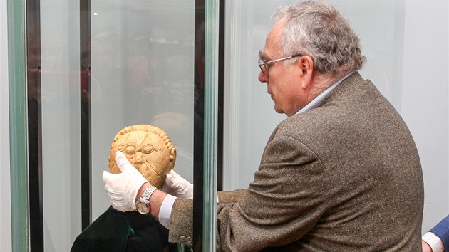 Odvoz originálu kamenné hlavy Kelta z Olomouce zpět do depozitáře Národního muzea v Terezíně. Na snímku kurátor Pavel Sankot. (24. únor 2020)
