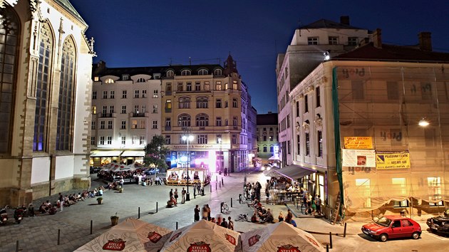 Na Jakubském náměstí vzniklo několik originálních podniků, kam se chodí bavit stovky lidí. Jejich majitelé se sdružili do spolku Jakubák.