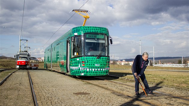 Na vrob tramvaje se podlej firmy sdruen do Aliance TW Team, jednotliv komponenty v Brn kompletuj do konen podoby zamstnanci dopravnho podniku.