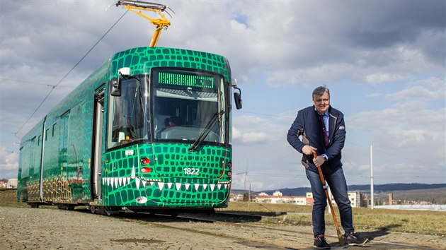 Lid se mohou zastnit fotografick soute Ulov draka! a fotit tramvaj v ulicch. Snmky mohou poslat do 31. srpna na e-mailovou adresu drak@dpmb.cz, z tch nejlepch bude sestaven kalend pro pt rok.