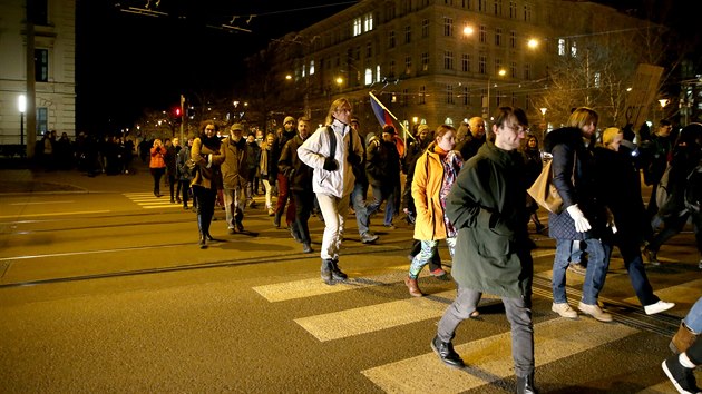 Procesí vycházelo z Údolní ulice. Cestou na Jakubské náměstí se počty demonstrujících rozrostly na tři stovky lidí.