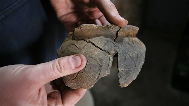 Archeologové objevili také zdobené kousky nádob z 10. století.