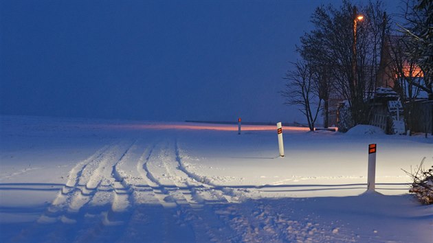 Na Vysoinu se koncem nora vrtila zima. Msty napadlo a deset centimetr snhu. Takto vypadala situace v ptek rno u Duejova na Jihlavsku.