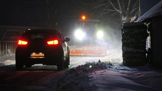 Na Vysoinu se koncem nora vrtila zima. Msty napadlo a deset centimetr snhu. Takto vypadala situace v ptek rno u Duejova na Jihlavsku.