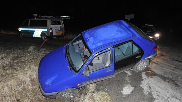 Opilý řidič chtěl auto z příkopu vytáhnout jeřábem