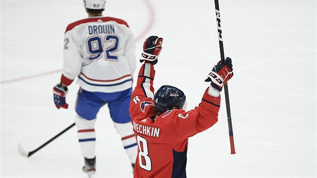 Alexandr Ovečkin z Washingtonu oslavuje gól v duelu proti Montrealu.