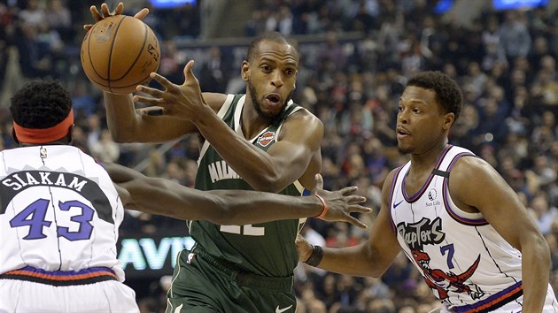 Khris Middleton z Milwaukee pronik mezi hvzdnou torontskou dvojic Pascal Siakam, Kyle Lowry.