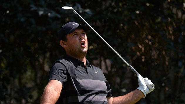 Patrick Reed na turnaji World Golf Championship v Mexiku po nepřesném odpalu.