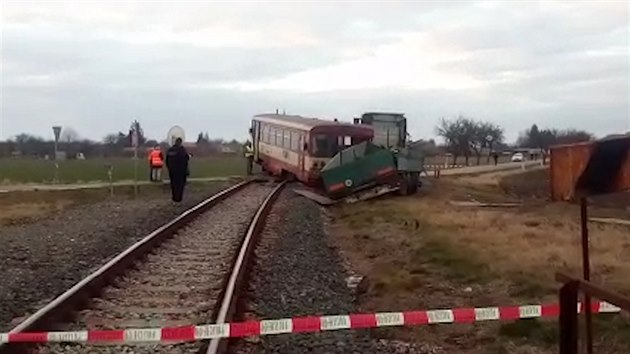 Kamion narazil na Nymbursku do vlaku, zranily se ti dti